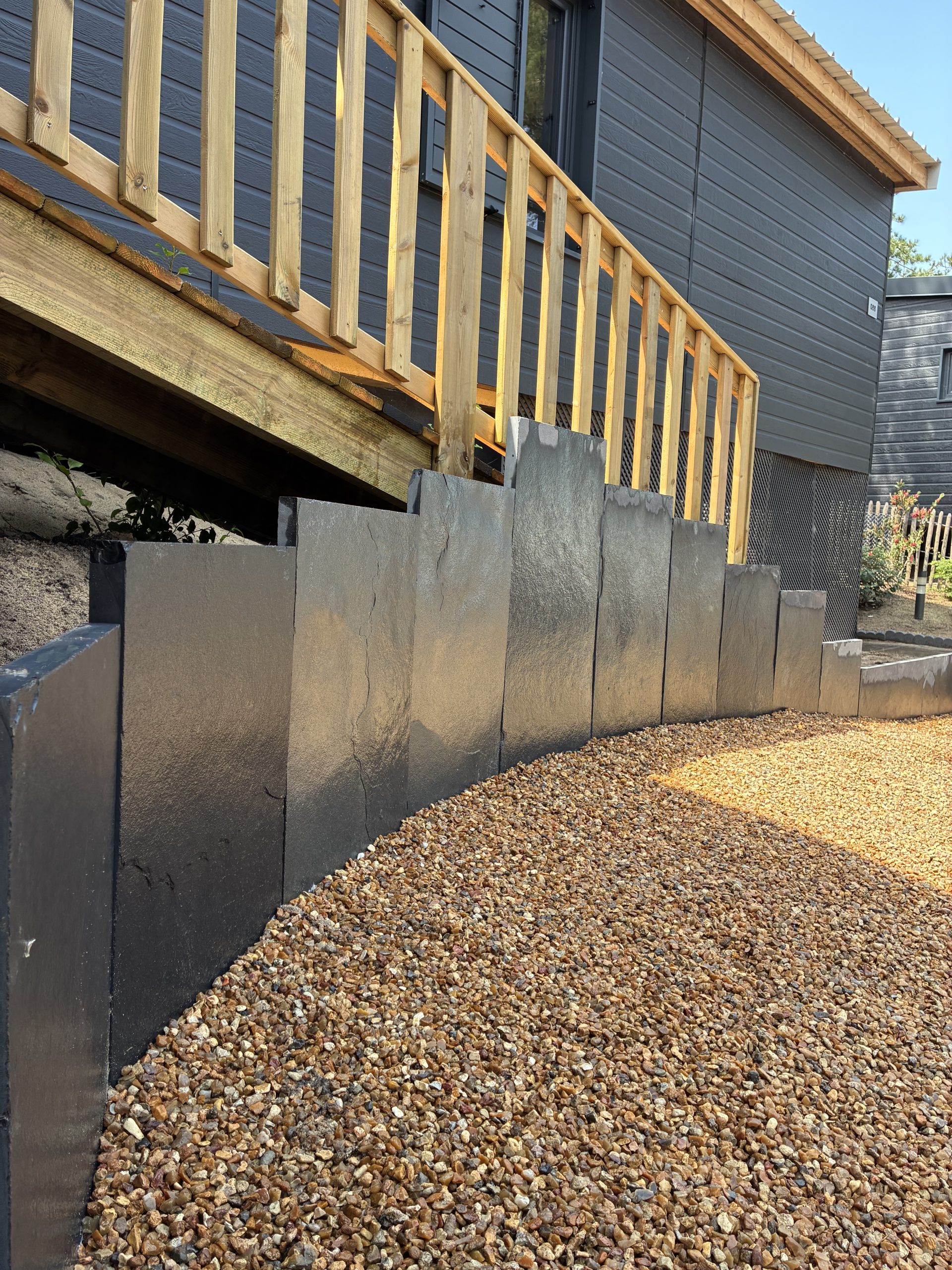Bordure en pierre naturelle et allée en gravier décoratif par un paysagiste dans l’Orne.